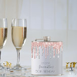Birthday zilveren glitter druppelt roos gouden vri heupfles<br><div class="desc">Een cadeau voor een meisje en glamoureus 50e (of om het even welke leeftijd) verjaardagsfeestje. Een faux zilveren metaal, een folie-uitziende achtergrond met elegant faux zilver en roos goud, roze glitterdruppels, een druppelaar voor verf. De tekst: De naam wordt in grijs geschreven met een groot modern, met de hand geschreven...</div>