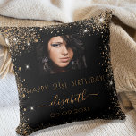 Birthday zwart, aangepast fotogoud glitter monogra kussen<br><div class="desc">Een cadeau voor een meisje en glamoureus 21ste (of elke leeftijd) verjaardag. Een stijlvolle zwarte achtergrond met faux goudglitter stof. Geef uw eigen foto van hoge kwaliteit van het verjaardagsmeisje een persoonlijk tintje en voeg deze toe. De tekst: De naam wordt geschreven met een modern handgeschreven stijlscript met letters met...</div>