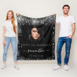 Birthday zwarte aangepaste foto zilverglitter fleece deken<br><div class="desc">Een cadeau voor een meisje en glamoureus 21ste (of elke leeftijd) verjaardag. Een stijlvolle zwarte achtergrond met faux zilveren glitterstof. Geef uw eigen foto van hoge kwaliteit van het verjaardagsmeisje een persoonlijk tintje en voeg deze toe. De tekst: De naam wordt in wit geschreven met een modern handgeschreven stijlscript met...</div>