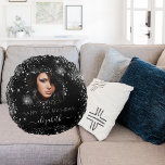 Birthday zwarte aangepaste foto zilverglitter rond kussen<br><div class="desc">Een cadeau voor een meisjesachtige en glamoureuze 21e (of elke leeftijd) verjaardag. Een stijlvolle zwarte achtergrond met faux zilver glitter stof. Personaliseer en voeg je eigen foto van het verjaardagsmeisje toe. De tekst: De naam is geschreven in wit met een modern handgeschreven stijlscript met swashes. Om de swashes te houden,...</div>