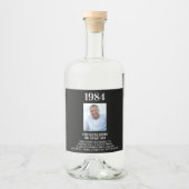 Birthday zwarte foto leuke feiten biojaar geboorte likeurfles etiket (Voorkant)