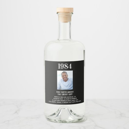 Birthday zwarte foto leuke feiten biojaar geboorte likeurfles etiket (Voorkant)