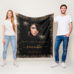 Birthday zwarte goudglitter monogram foto fleece deken<br><div class="desc">Een cadeau voor een meisje en glamoureus 21ste (of elke leeftijd) verjaardag. Een stijlvolle zwarte achtergrond met faux goudglitter stof. Geef uw eigen foto van hoge kwaliteit van het verjaardagsmeisje een persoonlijk tintje en voeg deze toe. De tekst: De naam wordt geschreven met een modern handgeschreven stijlscript met letters met...</div>