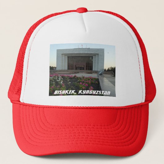 Bisjkek, Kirgizië Brutalist Nationaal Museum Trucker Pet (Voorkant)