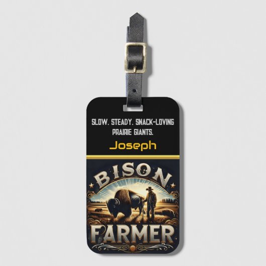 Bison Farmer Tending naar zijn kudde in de schemer Bagagelabel (Voorkant (verticaal))