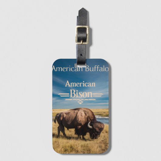 Bison Grazing aan de rivier Bagagelabel (Voorkant (verticaal))