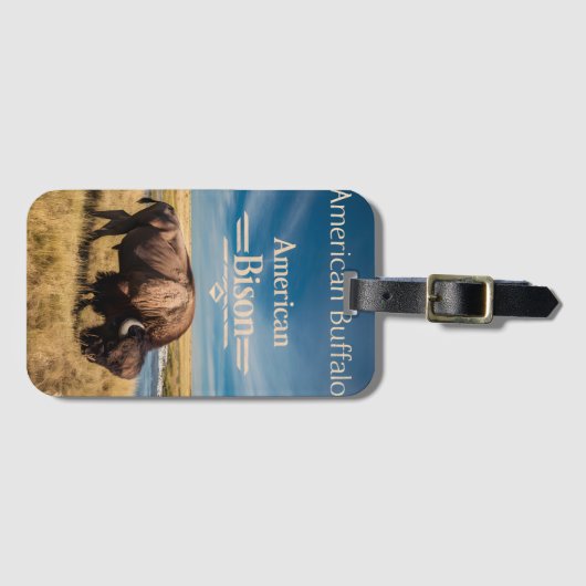 Bison Grazing aan de rivier Bagagelabel (Voorkant (horizontaal))