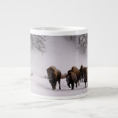 Bison in de winter grote koffiekop (Voorkant)