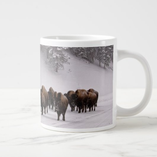 Bison in de winter grote koffiekop (Rechts)