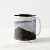 Bison rusteert met de geelsteen, met sneeuw op tweekleurige koffiemok (Voorkant rechts)