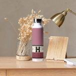 Bistro Tegel Cranberry en Gold Monogram Waterfles<br><div class="desc">Deze stijlvolle cranberry,  crème en gouden faux tegel waterflessen zijn perfecte geschenken. Hun strakke lijnen,  eenvoudige kleuren en  patroon zijn tijdloos en veelzijdig. Een bistro tegel ontwerp voor verfijnde smaak.</div>