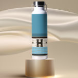 Bistro Tegel Dusty Blauw en Goud Monogram Waterfles<br><div class="desc">Deze stijlvolle blauw,  crème en gouden faux tegel waterflessen zijn perfecte geschenken. Hun strakke lijnen,  eenvoudige kleuren en  patroon zijn tijdloos en veelzijdig. Een bistro tegel ontwerp voor verfijnde smaak.</div>
