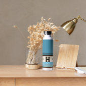 Bistro Tegel Dusty Blauw en Goud Monogram Waterfles