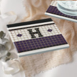 Bistro Tegel Paarse en Gouden Monogram Glazen Onderzetter<br><div class="desc">Dit stijlvolle Royal paarse,  crème en zwarte faux tegel onderzetter is ideaal voor elk huis. De strakke lijnen,  eenvoudige kleuren en een  patroon zijn tijdloos en veelzijdig. Een bistro tegel ontwerp op een oppervlak dat duurzaam en gemakkelijk schoon te maken is.</div>