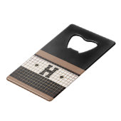Bistro Tegel Zwart en Goud Monogram Creditkaart Flessenopener (Voorkant Gekanteld)