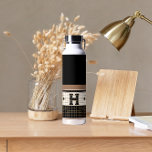 Bistro Tegel Zwart en Goud Monogram Waterfles<br><div class="desc">Deze stijlvolle zwarte,  crème en gouden faux tegel waterflessen zijn perfecte geschenken. Hun strakke lijnen,  eenvoudige kleuren en  patroon zijn tijdloos en veelzijdig. Een bistro tegel ontwerp voor verfijnde smaak.</div>
