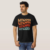 Bitcoin Wavy Tekst Stijlvol Crypto Typography Desi T-shirt (Voorkant volledig)