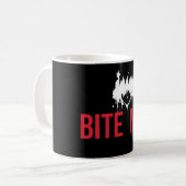 Bite Me: een spookachtige en speelse twist Koffiemok (Voorkant links)