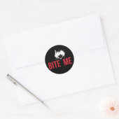 Bite Me: een spookachtige en speelse twist Ronde Sticker (Envelop)