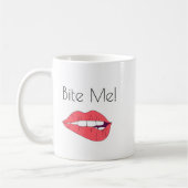 Bite me!  Illustratie van roze omringende liften Koffiemok (Links)