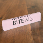BITE ME passief agressief sarcasme gekke grap Naambordje (Zijkant)