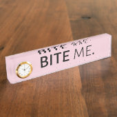 BITE ME passief agressief sarcasme gekke grap Naambordje (Zijkant)