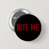 BITE ME RONDE BUTTON 5,7 CM (Voorkant /achterkant)