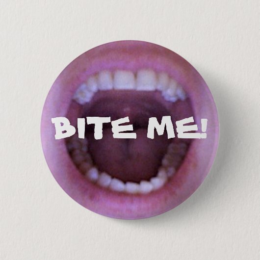 BITE ME! RONDE BUTTON 5,7 CM (Voorkant)