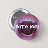 BITE ME! RONDE BUTTON 5,7 CM (Voorkant /achterkant)