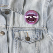 BITE ME! RONDE BUTTON 5,7 CM (In situ)
