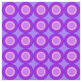 Bitesize Paarse donuts met vulling op lavendel Stof (Close Up)