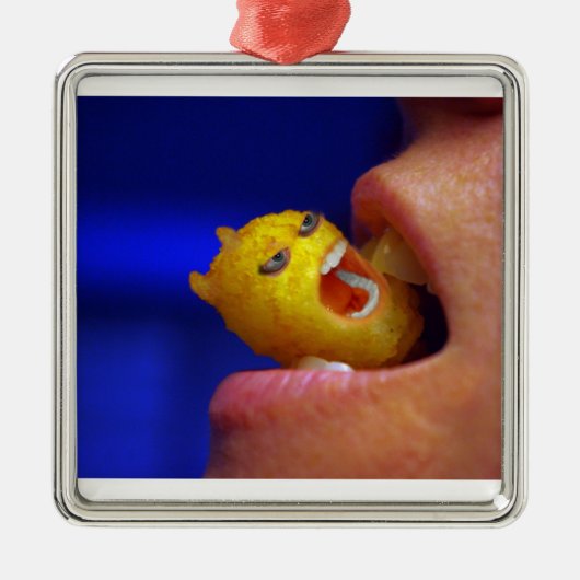 Biting Tater Tot Metalen Ornament (Voorkant)