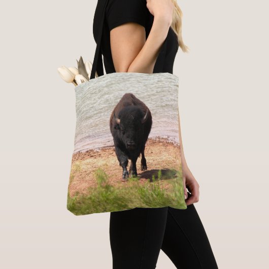 Bizon aan het water tote bag (Dichtbij)