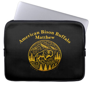 Bizon bij zonsondergang in berglandschap laptop sleeve