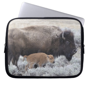 Bizon met kalf, Yellowstone Laptop Sleeve