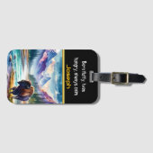 Bizons in de buurt van een bergstroom bij zonsonde bagagelabel (Voorkant (horizontaal))