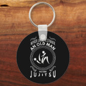 BJJ MMA Onderschat een Oude Man Jiu Jitsu Sleutelhanger (Voorkant)