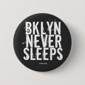 BKLYN SLAEEPS NOOIT - EEN MisterP-Button Ronde Button 5,7 Cm (Voorkant)
