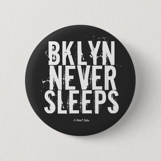BKLYN SLAEEPS NOOIT - EEN MisterP-Button Ronde Button 5,7 Cm (Voorkant)