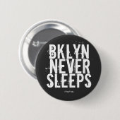 BKLYN SLAEEPS NOOIT - EEN MisterP-Button Ronde Button 5,7 Cm (Voorkant /achterkant)