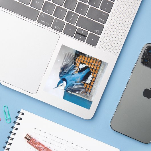 Blaas in sneeuw - oorspronkelijke foto sticker (Laptop met iPhone)