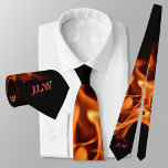 Blaasende lampjes met Initialen zwart Stropdas<br><div class="desc">Deze unieke zijde stropdas staat in lichterlaaie met vlammen van fel oranje vuur op zwart. Het is heet,  terwijl je cool zult zijn. Het is edgy,  onderscheidend,  stijlvol en leuk met prachtige brandende vlammen. Personaliseer met zijn Initialen. Dit afbeelding is originele brandfotografie van JLW_PHOTOGRAPHY.</div>