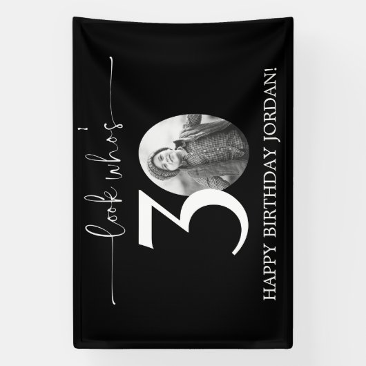 Black 30th Birthday Welcome Sign | Kijk eens wie 3 Spandoek (Verticaal)