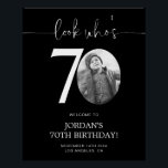 Black 70th Birthday Welcome Sign | Kijk eens wie 7 Perfect Poster<br><div class="desc">Welkom gasten op uw 70e verjaardag viering met deze prachtige bewerkbare welkomstbord. Met een strakke, aanpasbare lay-out kunt u met deze sjabloon eenvoudig uw eigen foto toevoegen en de tekst personaliseren, waardoor het een perfecte aanvulling is op uw mijlpaal 70e verjaardagsdecor. Ideaal voor ingangen of als een feest brandpunt, dit...</div>