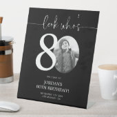 Black 80th Birthday Welcome Sign | Kijk eens wie 8 Reclamebord Met Voetstuk (Insitu)