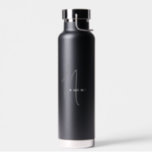 Black | Aangepaste naam monogram script Stijlvol Waterfles<br><div class="desc">Elegant Cool Black Script Monogram naam Elegant Chic Water Bottle. Een eenvoudig en modern design in zwart-wit kleur met handgeschreven kalligrafie voor een professionele en geavanceerde look. Creëer je eigen gepersonaliseerde,  ecofriendele cadeautjes. Om het even welke doopvont,  om het even welke kleur,  geen minimum.</div>