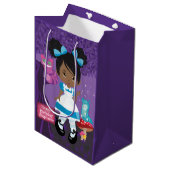Black Alice in Wonderland Gepersonaliseerd Medium Cadeauzakje (Voorkant Gekanteld)