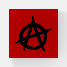 Black Anarchy Symbool op Rood