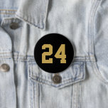 Black and Gold Athlete Jersey Number Ronde Button 7,6 Cm<br><div class="desc">Kop op je favoriete sportteam, football speler of gewoon show van je schooltrots met een aangepaste gepersonaliseerde spirituele knop! Personaliseer met het nummer van een speler of een andere aangepaste tekst. Ideaal voor football-, basketbal-, honkbal- en voetbalspelletjes! Creëer aangepaste pinnen voor het hele team, cheerleaders, ouders en broers om op...</div>