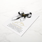 Black and Gold Bow Elegant Whimsical Bridal Shower Folie Uitnodiging (Gedraaid)